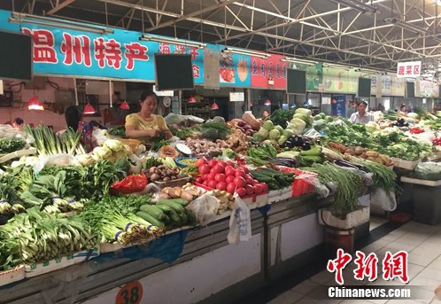 北京西城区某农贸市场内的蔬菜摊位。<a target='_blank'  data-cke-saved-href='http://www.chinanews.com/' href='http://www.chinanews.com/' ><ppictext