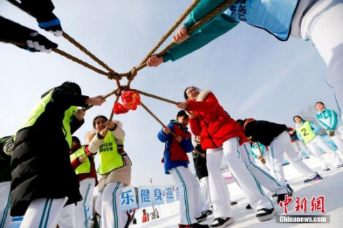 北京玉渊潭公园举办冰雪运动会，40多名学生在雪地上体验多种趣味运动项目。 <a target='_blank'  data-cke-saved-href='http://www.chinanews.com/' href='http://www.chinanews.com/'><ppictext
