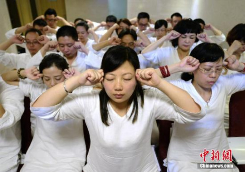 资料图：长沙首个睡眠班开课，学员们身穿白色睡衣做睡眠操。这些学员均为“白领”阶层，优质的睡眠或有助于缓解他们平日的工作压力。<a target='_blank'  data-cke-saved-href='http://www.chinanews.com/' href='http://www.chinanews.com/'><ppictext