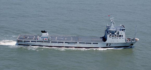“世昌”号综合训练舰，该舰并未设置大型舰岛而是拥有大型的直升机起降平台，可以说差异化的设计将大幅度各艘训练舰的协同训练效果。