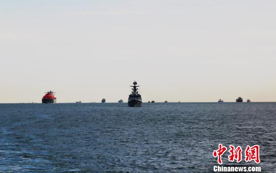 中国海军第二十五批护航编队驶过新加坡、马六甲海峡