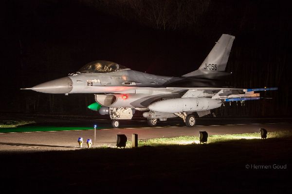 01.参加夜航训练的比利时空军的F-16战斗机。