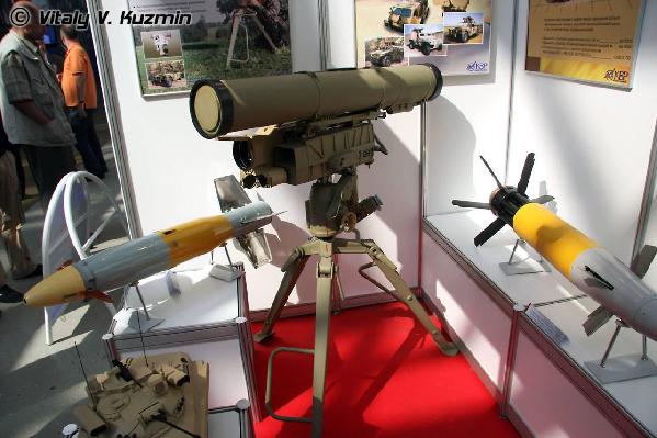 资料图：在展会上展出的俄罗斯“短号”反坦克导弹的发射装置和导弹。