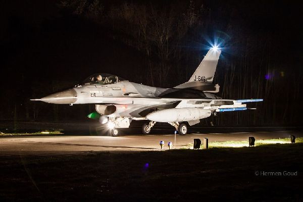 02.参加夜航训练的比利时空军的F-16战斗机。