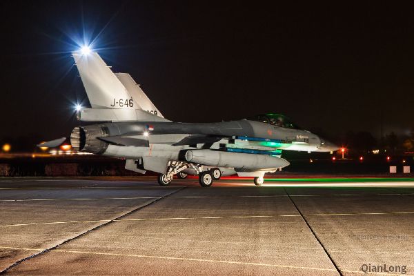 03.参加训练的荷兰空军的F-16战斗机。