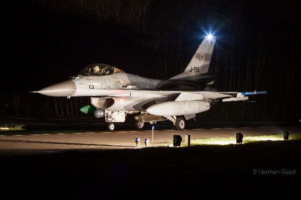 04.参加夜航训练的F-16战斗机。