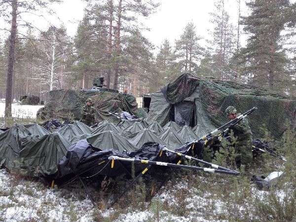 04.架设野战指挥部的瑞典炮兵。