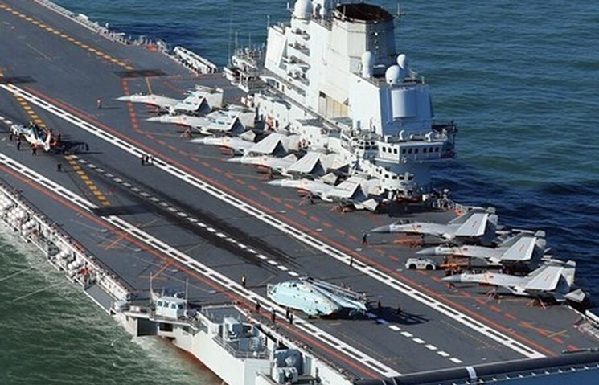 日前，中国海军“辽宁”舰航母的数张新照在网络上曝光，照片显示8架歼-15舰载机在航母甲板上一字排开。 