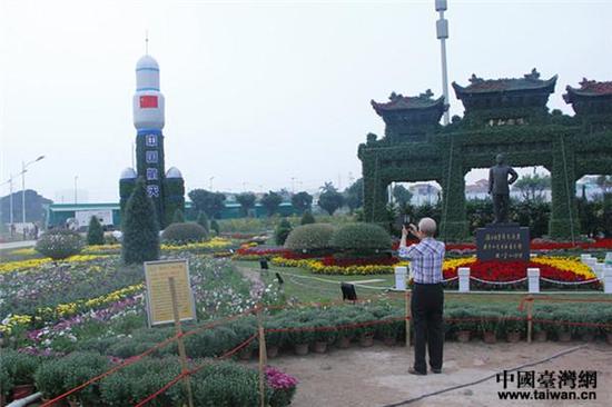 资料图：台胞宓攸武老人在小榄镇菊花展上拍摄中国航天造型