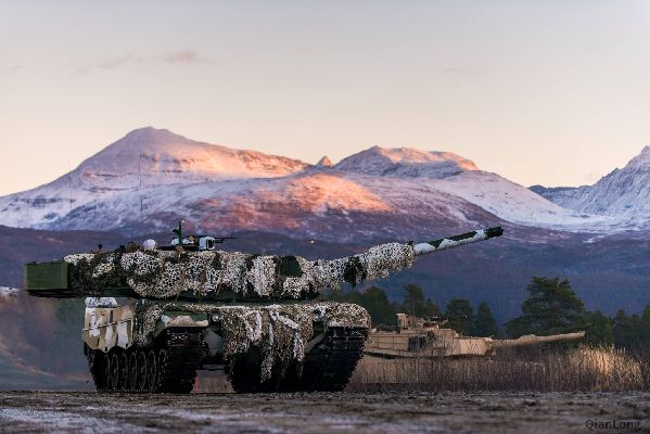 01.参加演习的挪威陆军的“豹”2A4主战坦克，披上了专门的雪地伪装。