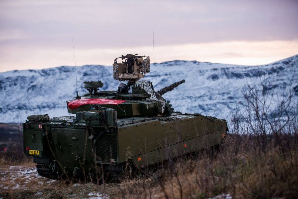 06.参加演习的挪威陆军的CV9030步兵战车。