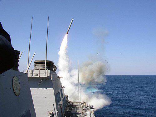 美军从军舰上发射“战斧”巡航导弹