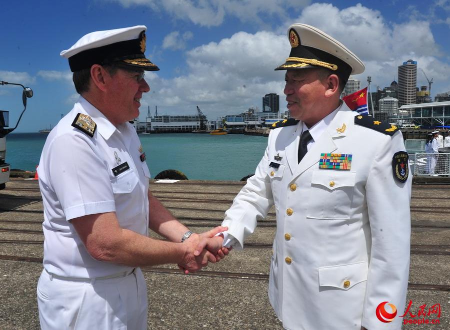 黄新建少将在码头迎接新海军司令马丁少将。