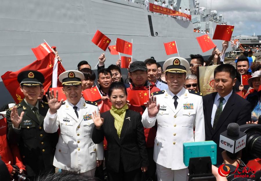 北海舰队副司令员黄新建和政治工作部主任吴海华与前来欢迎的华人华侨合影。 来永雷摄