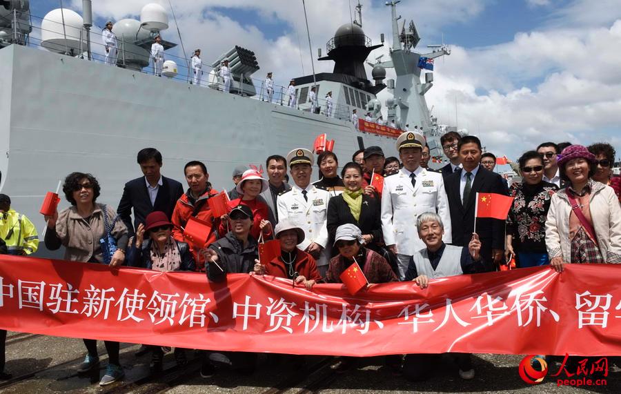 北海舰队副司令员黄新建和政治工作部主任吴海华与前来欢迎的华人团体合影。 来永雷摄