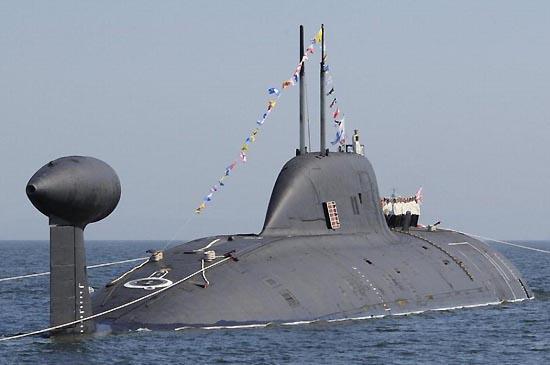 “阿库拉”潜艇的艇体由钛合金打造，使其具备强大的下潜能力。