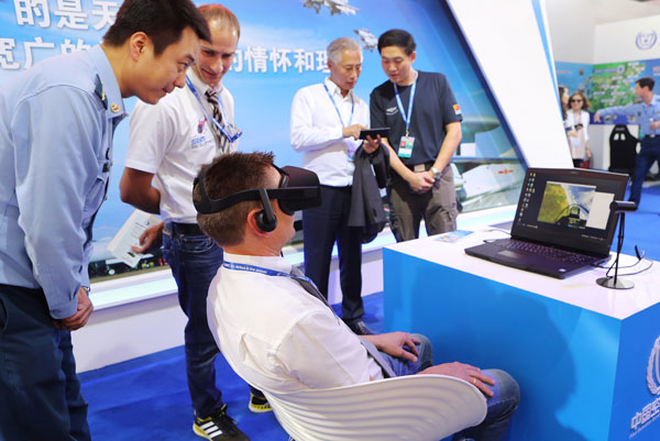 VR体验系统引起了国外参展商和游客的浓厚兴趣。 
