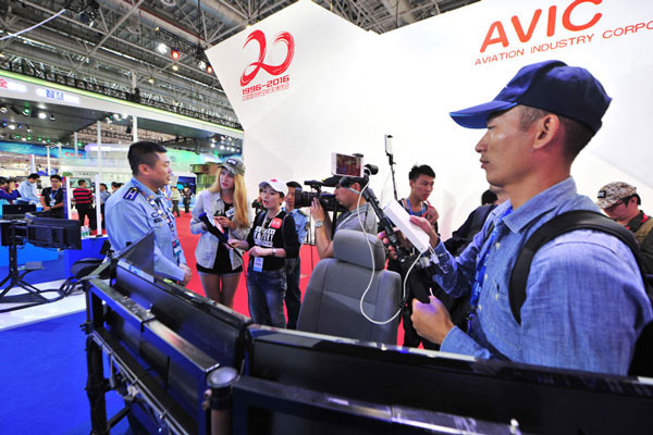 中国空军招飞展馆引起了中外媒体的极大关注。
