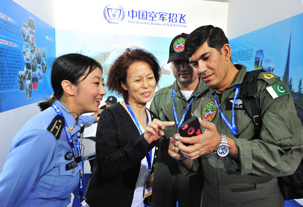 外军表演大队飞行员到中国空军招飞展馆进行体验交流。