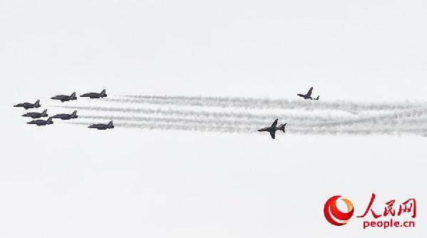 英国“红箭”飞行表演队亮相珠海航展,秀出多个高难度动作。（摄影：人民网记者 翁奇羽）