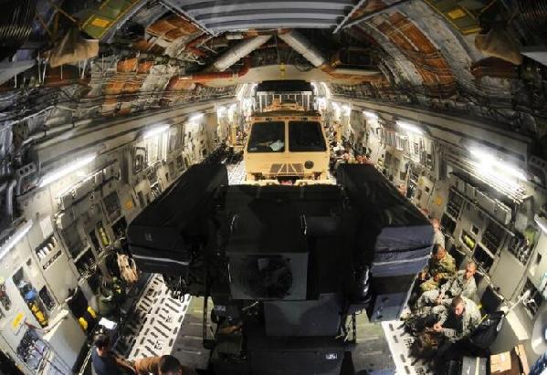 C-17运输机运载着一辆悍马底盘“复仇者”近程防空系统和一辆M1083军用卡车，装上这两辆军车后内部依然很宽敞。