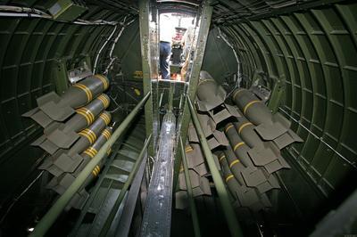 B-17轰炸机内部，可见圆形的弹仓可以容纳高吨位的高爆炸弹