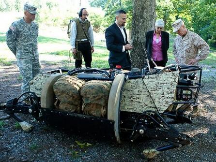 美军展示智能化的军用四足机器人
