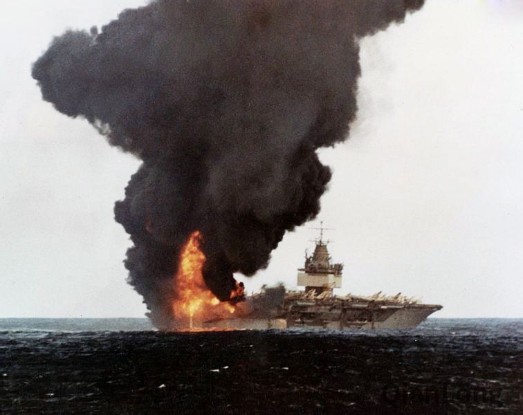 资料图：美军航母“企业”号上堆在甲板上的弹药被引爆。