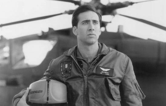 90年代武装直升机题材电影风靡好莱坞，图为奥斯卡影帝尼古拉斯凯奇驾驶阿帕齐直升机。
