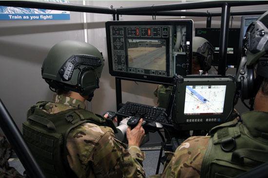 美军士兵正在利用虚拟仿真技术进行训练