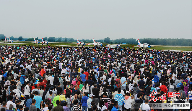 16万人齐聚空军长春航空开放日 参观规模堪称历史之最