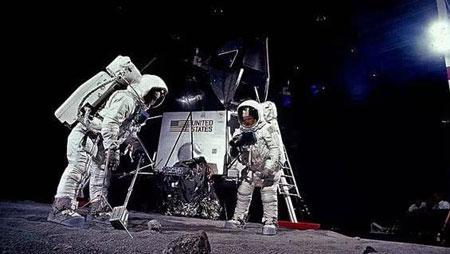 阿姆斯特朗和奥尔德林首次登上月球