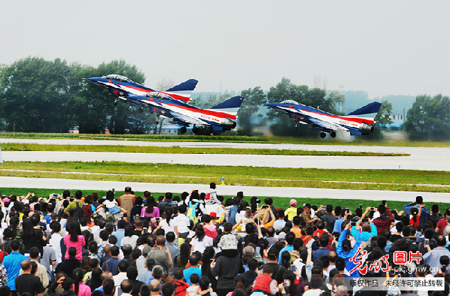 16万人齐聚空军长春航空开放日 参观规模堪称历史之最