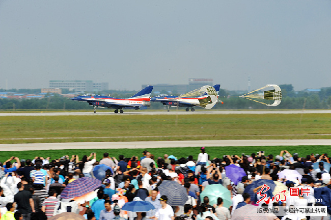 16万人齐聚空军长春航空开放日 参观规模堪称历史之最