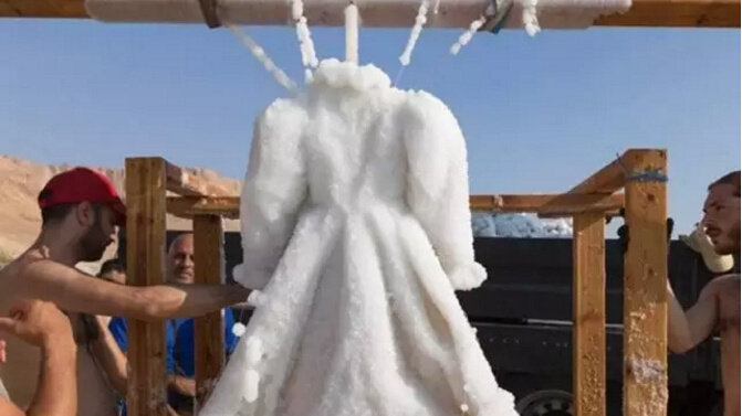 死海里浸泡两个月，黑礼服竟然成为了白色新娘长袍！