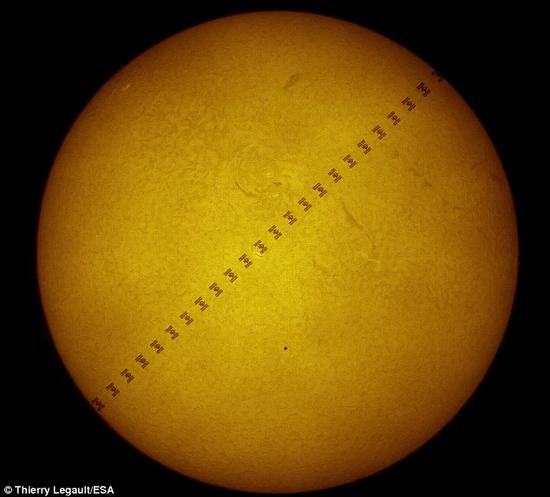 NASA空间站掠过太阳轨迹图 画面令人震撼