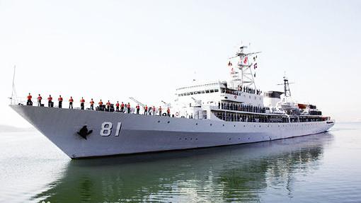 郑和舰拉开了国产远海训练舰的大幕，它是中国自行设计建造的第一艘远洋航海训练舰，可单舰环球航行半圈无须加油。