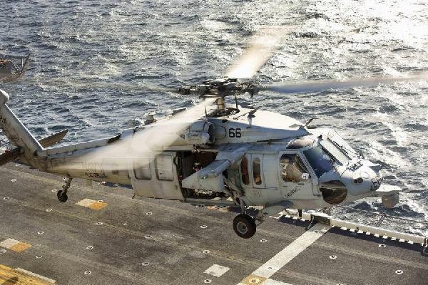 SH60直升机 美军舰海上补给最常用