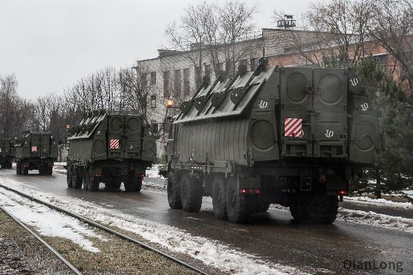 07.PP-2500M舟桥的门桥由卡玛兹-63501卡车进行机动，此时为其收纳状态。