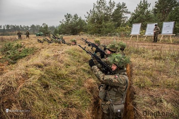 01.进行防空射击演练的波兰士兵，使用的武器为Wz.96型5.56毫米突击步枪。