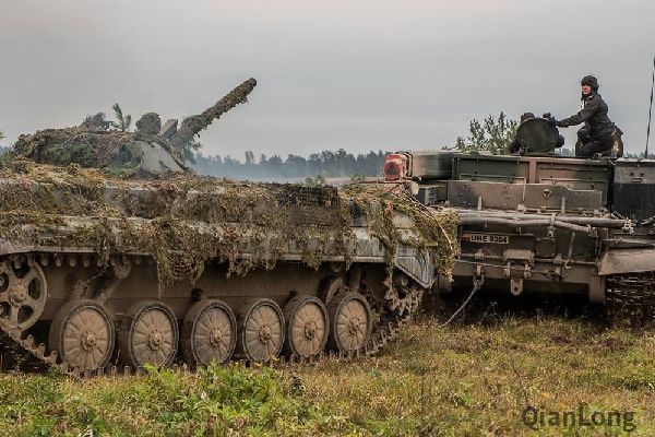 05.WTZ-2装甲抢修车牵引BMP-2步兵战车脱离战区进行维护。