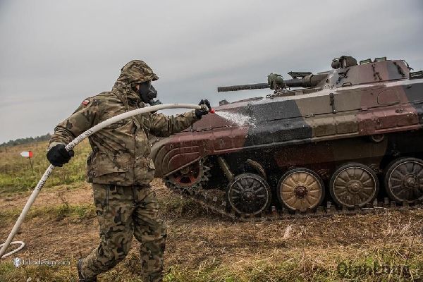 08.防化兵为BMP-2步兵战车进行洗消。