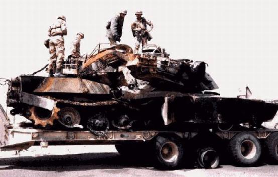 图为被击毁的M1坦克