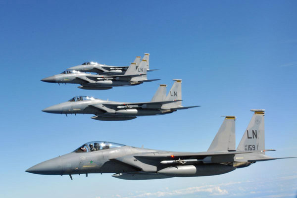资料图：飞行中的F-15机群。