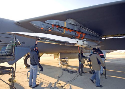 加挂在B-52轰炸机机翼下的X-51高超音速飞行器。