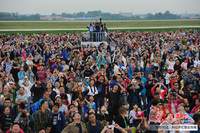 16万人齐聚空军长春航空开放日 参观规模堪称历史之最