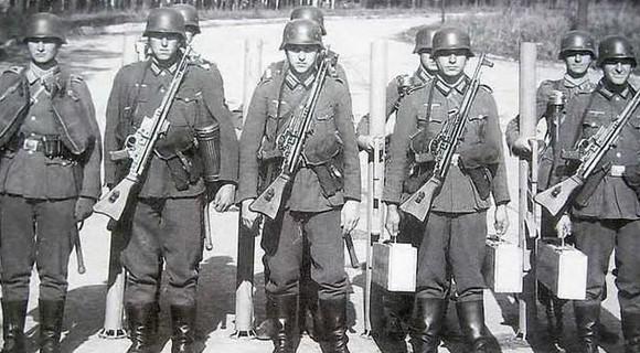 1944年，德军步兵出现了步兵突击班，清一色装备STG44突击步枪