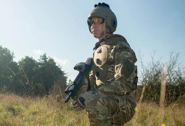 英国的单兵套装中，可以看到先进的瞄准装置与厚重的正面胸甲