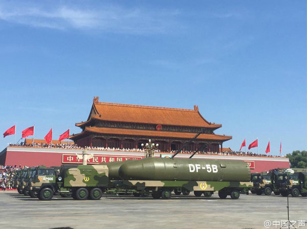 2015年胜利日阅兵式中首次亮相的东风-5B洲际导弹