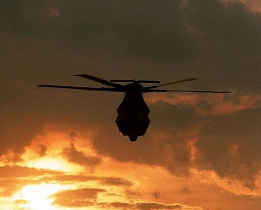 飞行测试中的“科曼奇”武装直升机，可以看到足够流线的隐身造型